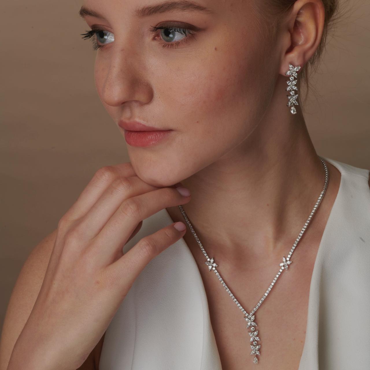 Pırlanta kolye ve küpe takmış model